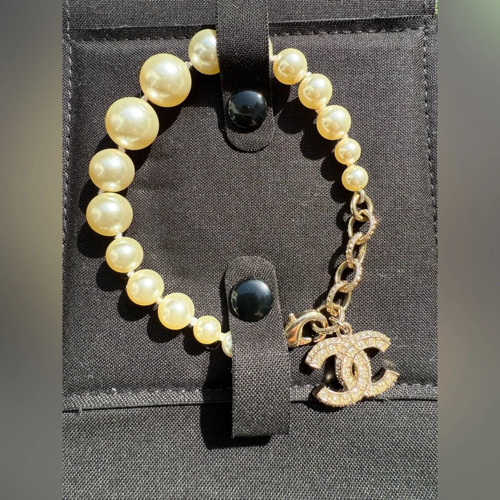 Chanel 19V Graduated Pearl Crystal Crystals CC Logo Charm Pendant Bracelet Gold - Picture 2 of 13